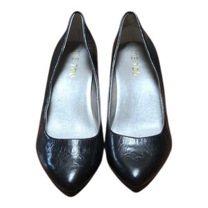 Me Too Classic Black Leather Pumps